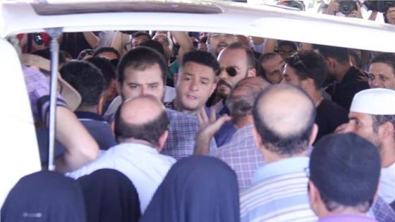 انفعال أحمد الفيشاوي على الصحفيين في جنازة والده