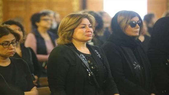 انهيار إلهام شاهين وميرفت أمين في جنازة سمير سيف