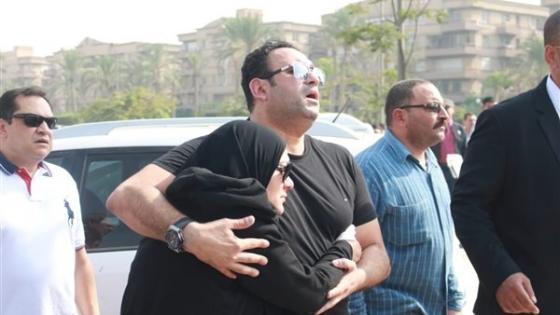 والدة اكرم حسني تنهار في جنازة زوجها